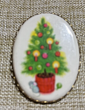 Vintage Hallmark Cameo Holiday Christmas Tree Brooch Pin